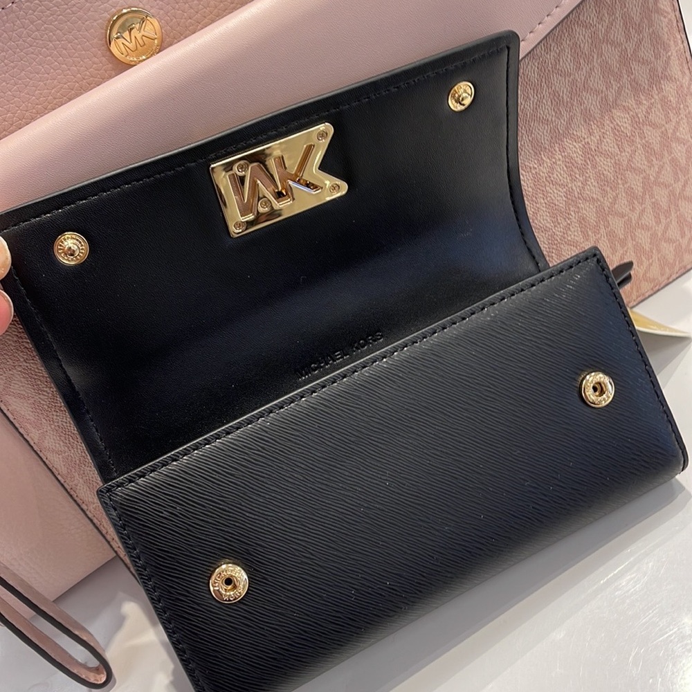 Michael Kors Mimi Large Saffiano Leather Bi-Fold Continental Wallet
Black
NWT - Picture 15 of 16